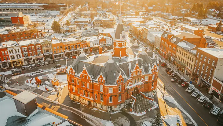 Una vista aérea del ayuntamiento de Stratford y los edificios circundantes, ligeramente cubiertos de nieve.