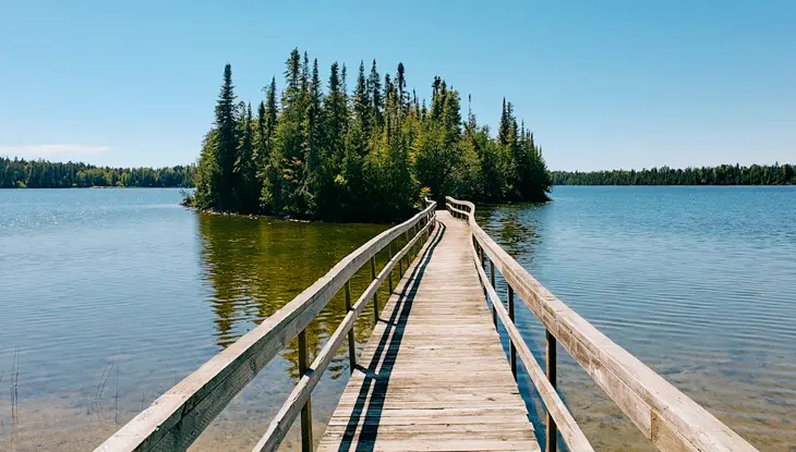 Quai en bois s’étendant dans le lac en direction du parc Ojibway au pays du soleil couchant.