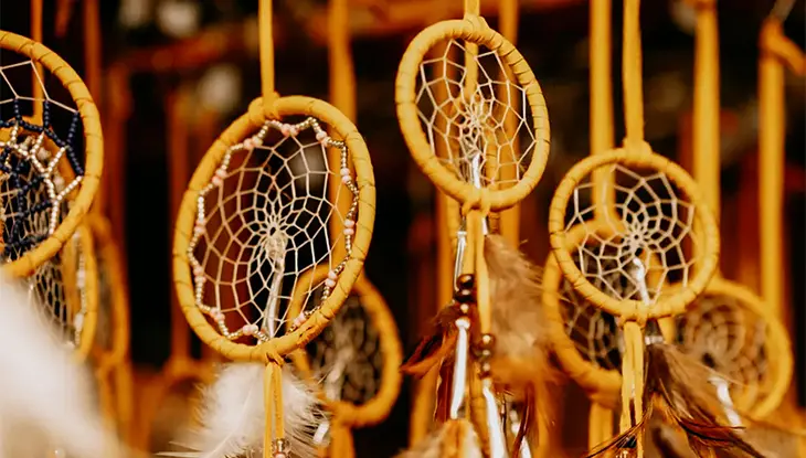 Attrapes-rêves tissés à la main avec du cuir et des plumes.
