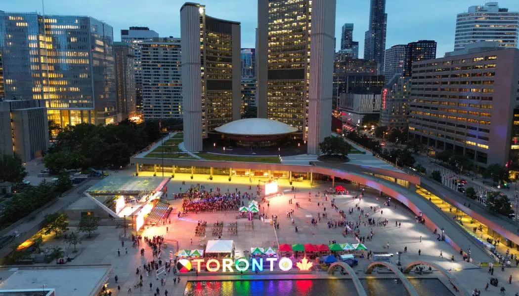 L'enseigne de l'hôtel de ville de Toronto illuminée aux couleurs de la Fierté.