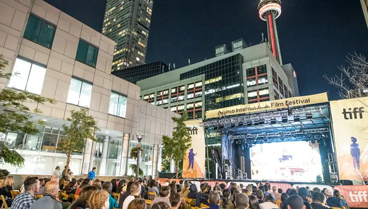 Un público disfruta de una proyección de película al aire libre durante el Festival Internacional de Cine de Toronto.