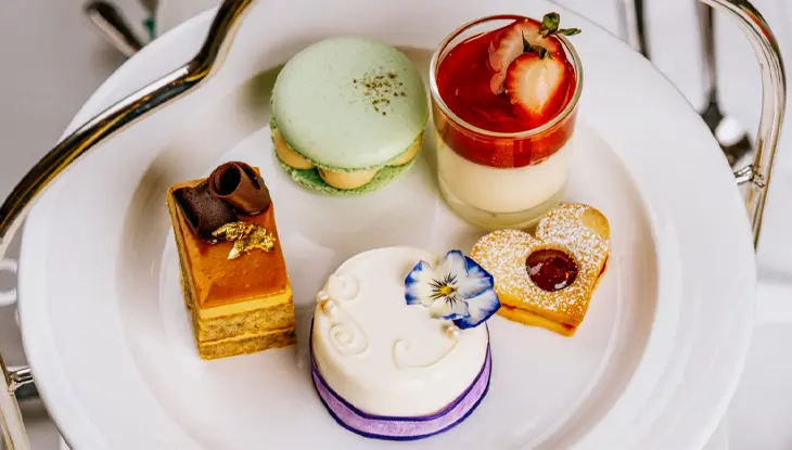 Surtido de pasteles para la merienda en un plato blanco.