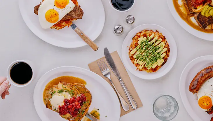 온타리오주 토론토에 있는 화이트 릴리 다이너(White Lily Diner)에서 제철 식재료를 사용하여 우아하게 플레이팅된 고급 요리들입니다.